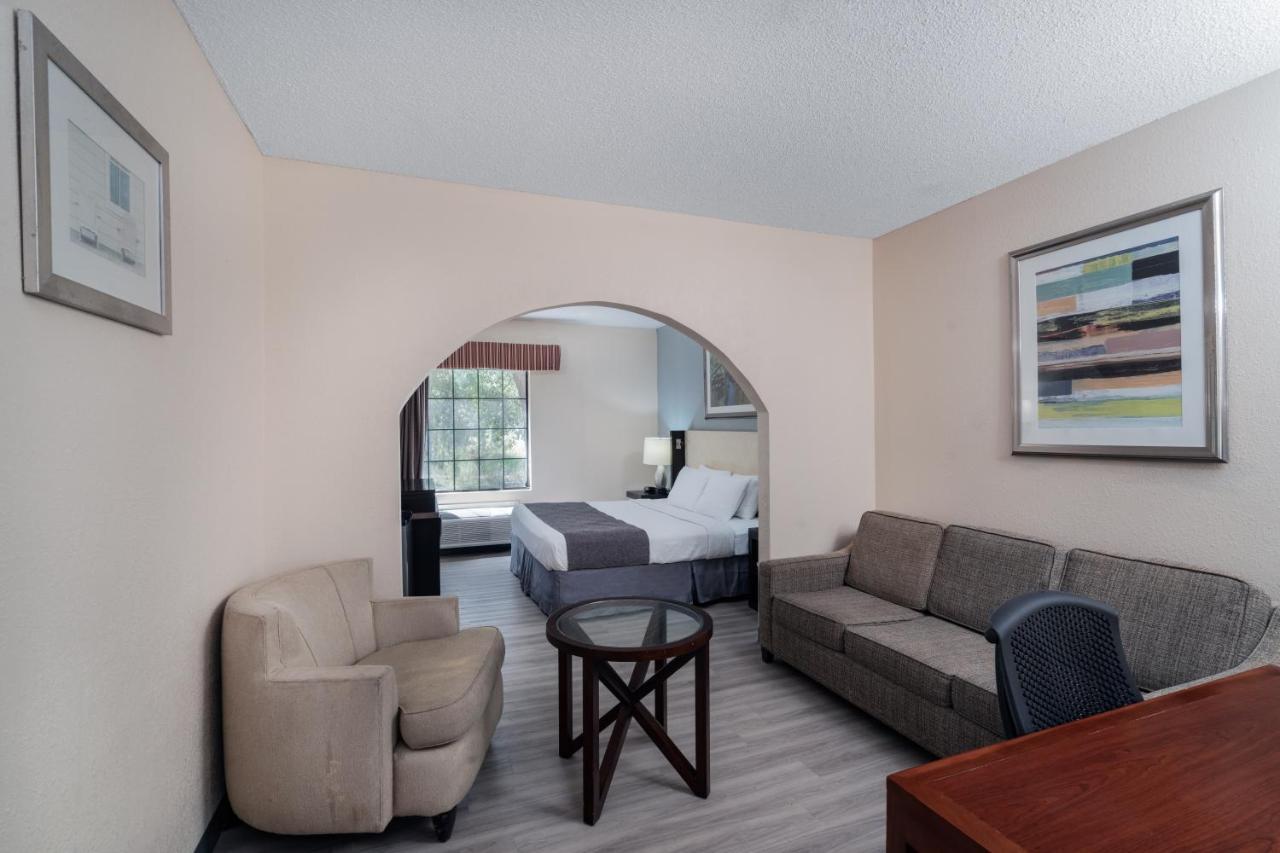 Baymont By Wyndham Hinesville Fort Stewart Area Exterior foto